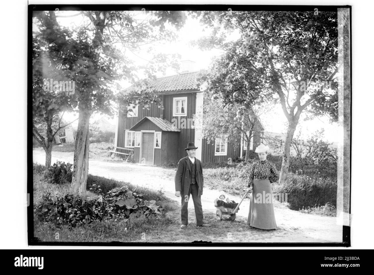 Zweistöckiges Wohnhaus, Familiengruppe 3 Personen.Adolf Svedberg Stockfoto