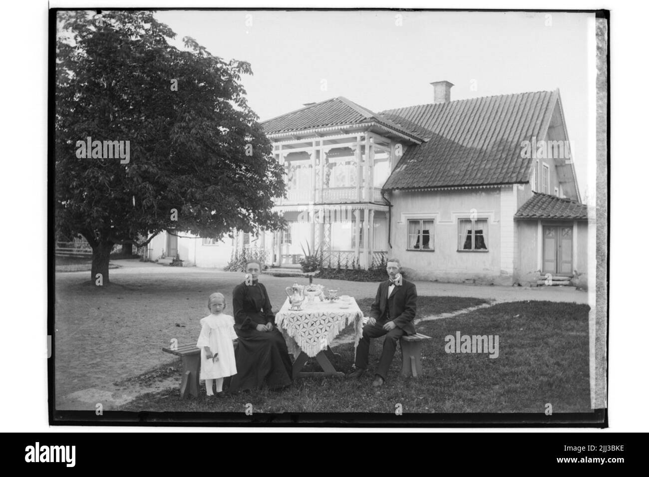 Zweistöckiges Wohnhaus, 3 Personen Stockfoto