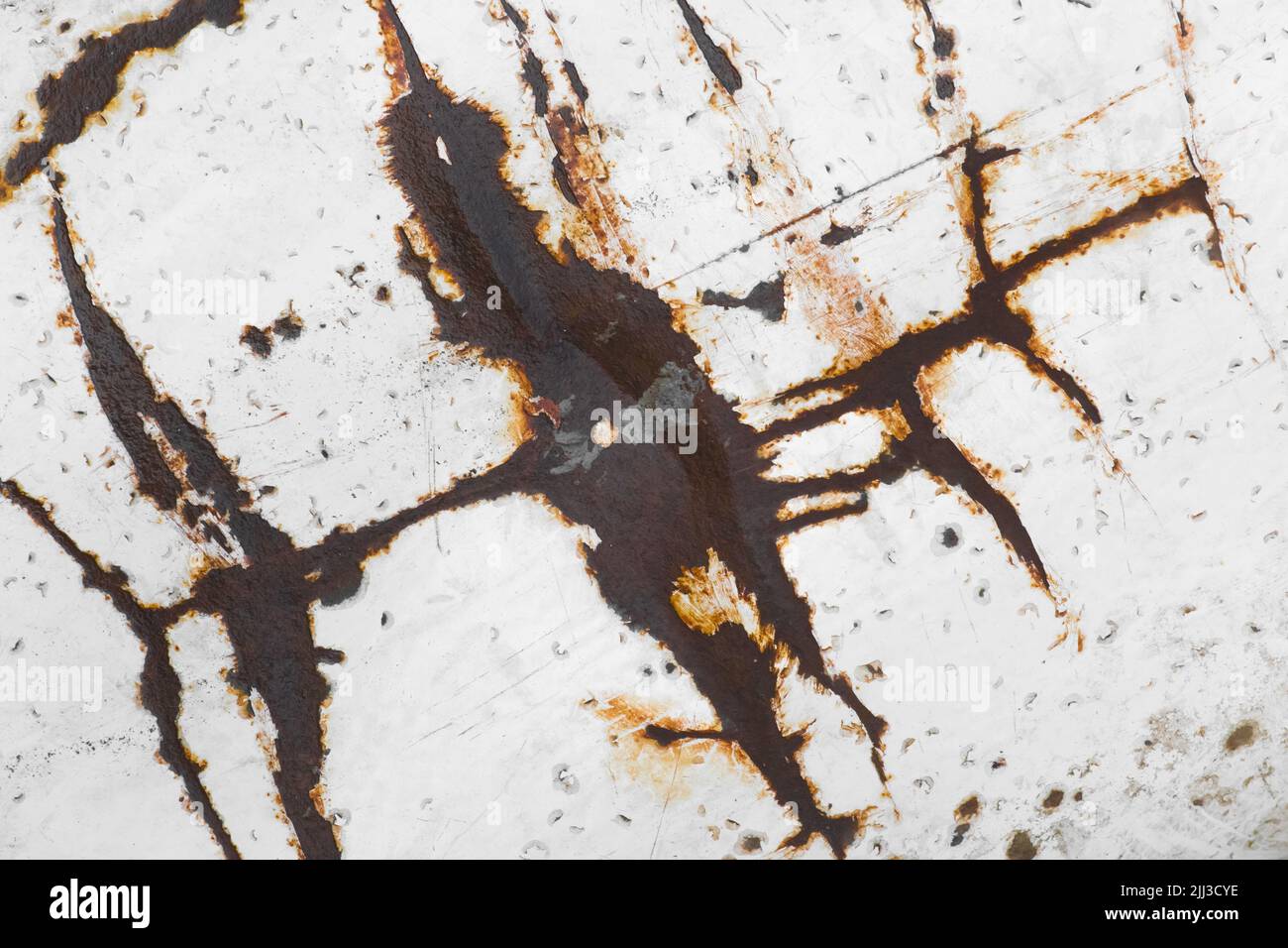 Rostig zerkratzt gebrochene Metalloberfläche Stahl weißen Hintergrund beschädigt Rost Textur. Stockfoto