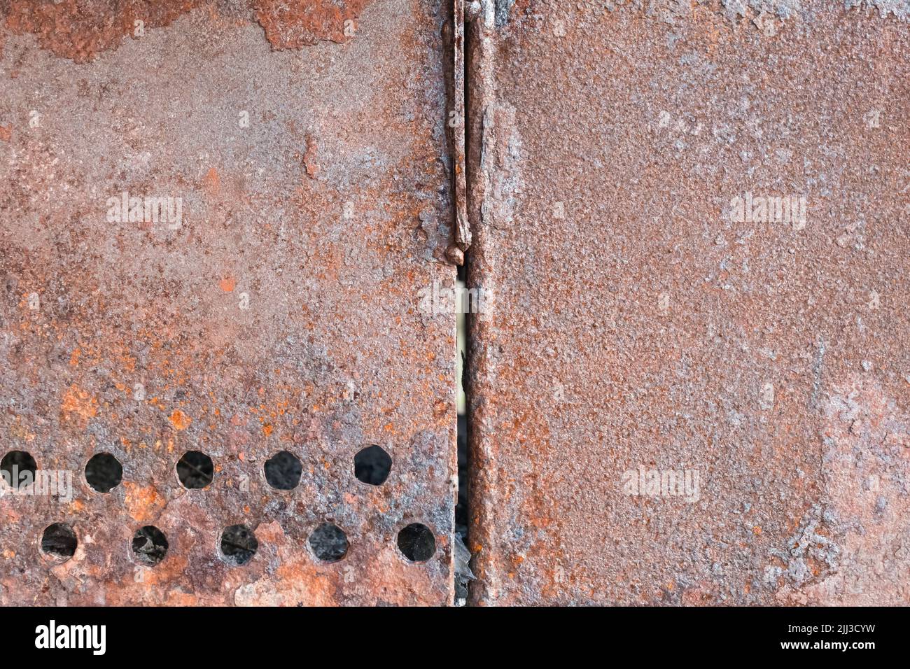 Alte rostigen Grill mit runden Löchern Muster braun Metall Textur Stahl Hintergrund. Stockfoto