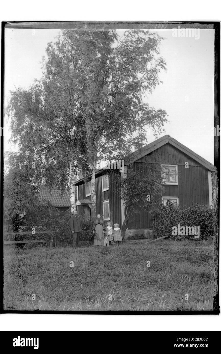 Zweistöckiges Einzelhaus. Familiengruppe 4 Personen und ein Hund. Andersson Stockfoto