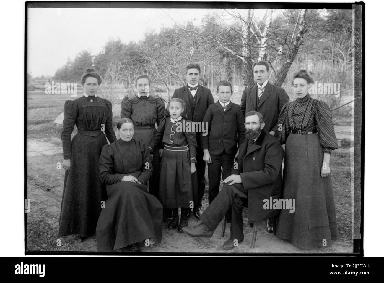 Familie 9 Personen. Zimmermann P.E. Wallin. Per Erik Vallin, geboren 1858-08-05, gestorben 1938-09-08, verheiratet mit Anna Brita Andersson, geboren 1856-10-14, gestorben 1947-04-29. Maria Eleonora Vallin, geboren 1880-04 -04, gestorben 1941-12-06.anna Erika Vallin, geboren 1883-08-14, gestorben 1921-07-14.hilda Teresia Vallin, geboren 1885-03-21, gestorben 1965-09-19.errik Leander Vallin, geboren 1887-03-02, gestorben 1978-10-28.august Bernhard Vallin, geboren 1889-04-04, gestorben 1976 1894 1971-12 06 10-12 30 09. Dorotea Karolina Ingeborg, geboren 1898-07-10, starb 1991-11-26. Stockfoto