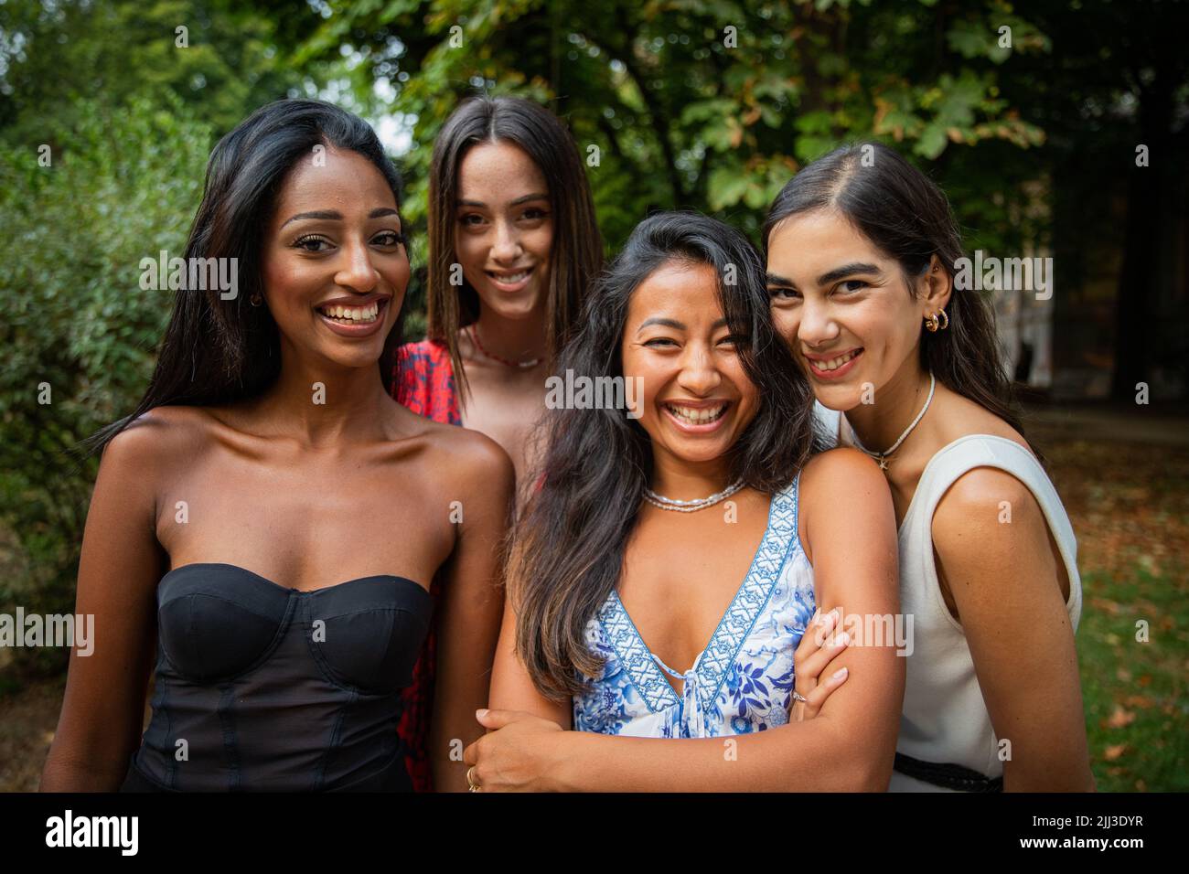 Porträt einer multiethnischen Gruppe von Freundinnen im Freien, ethnische Vielfalt Konzept Stockfoto