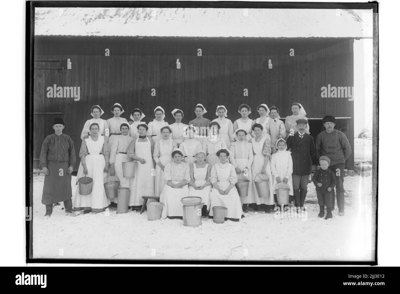 Barn.milkning Gänge, 27 Personen. Karl Karlsson Stockfoto