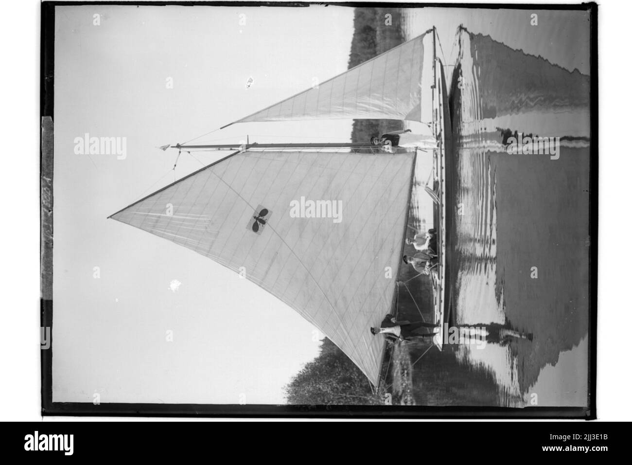 Die erste Segelgesellschaft segelt im Juni 1908 in Hjälmaren. Das Segelboot des Ingenieurs C. Löfgren, 4 Personen. Stockfoto