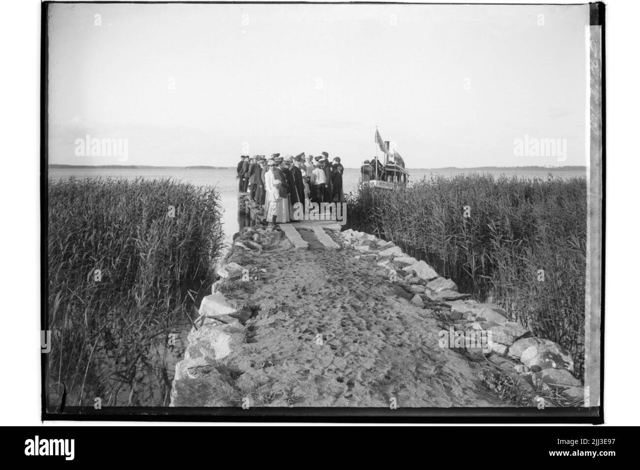 Ekeby Brygga, Ångslupen Hemfjärden gibt die Brücke zu, holt Passagiere ab. Stockfoto