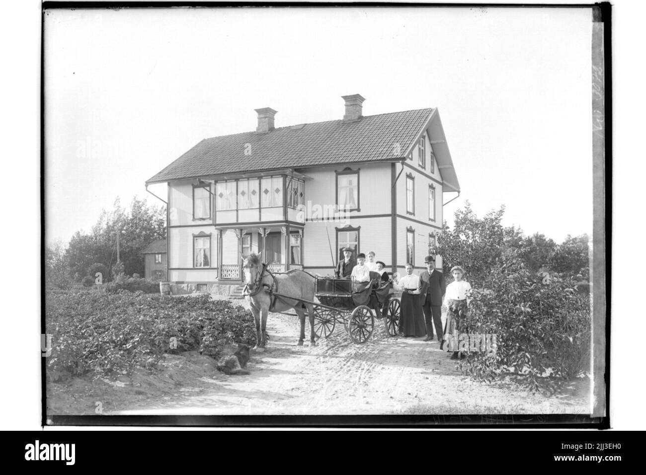 Zweistöckiges Wohnhaus, 7 Personen, Pferdegespann für Trill.karl Eriksson Stockfoto