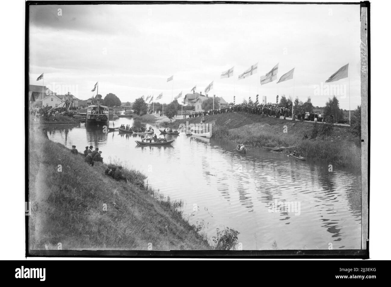 Die Enthüllung des Djurkous-Denkmals in Odensbacken. Ruderboote und Menschen. AR-809. Stockfoto
