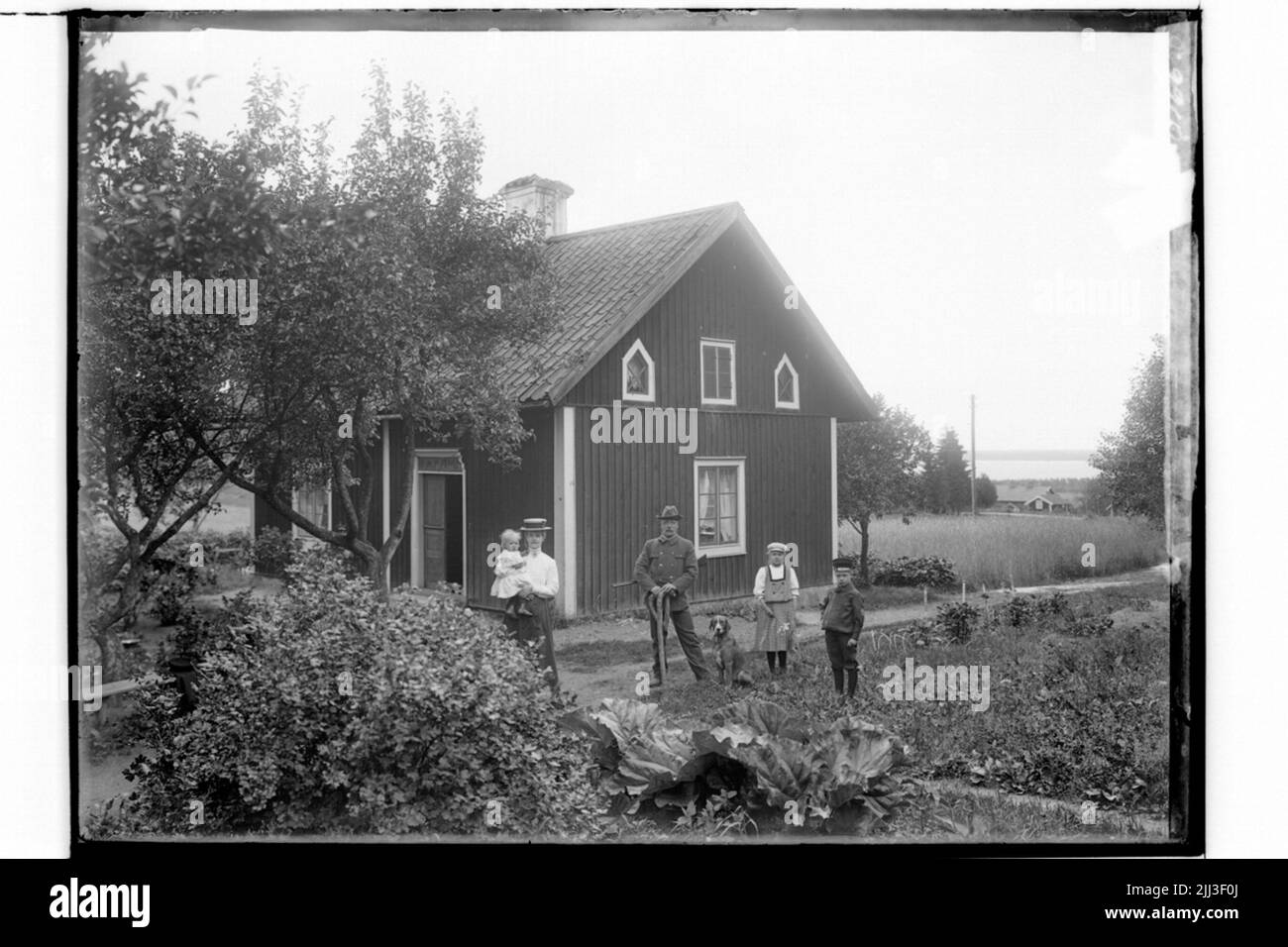 Einstöckiges Einzelhaus, Familie 5 Personen und ein Hund. Waldwächter Albin Persson Stockfoto