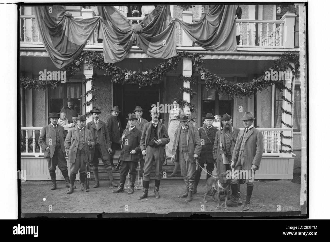 Royal Hunting Society. König Gustaf V. und 11 Jäger, ein Elchhund. Stockfoto