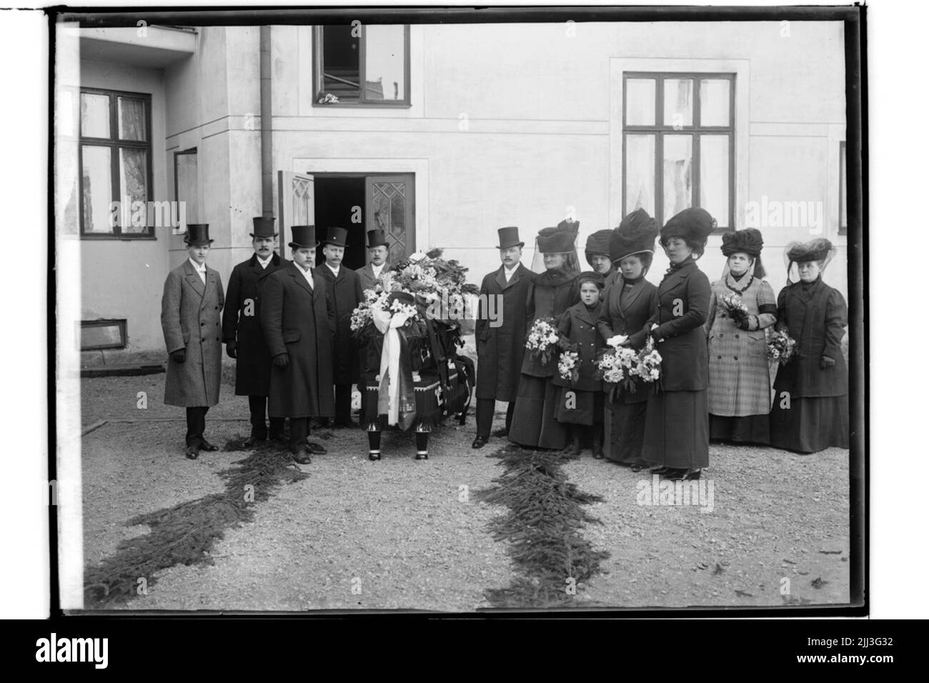 Beerdigung, 13 Menschen versammelten sich um den Sarg.Johansson Stockfoto