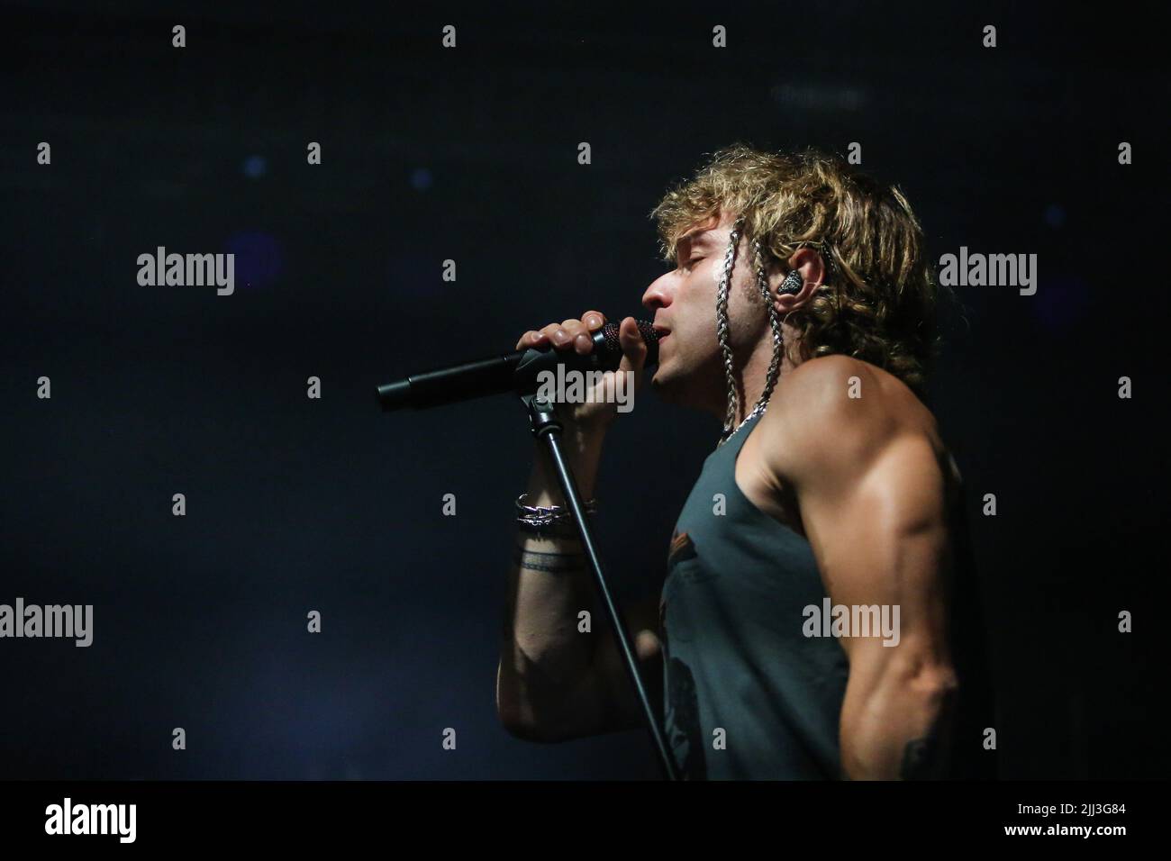 Ortona, Italien. 22.. Juli 2022. Irama spielt auf der Piazza San Tommaso - Ortona (CH) während des Irama, der italienischen Sängerin Musikkonzert in Ortona, Italien, Juli 22 2022 Quelle: Independent Photo Agency/Alamy Live News Stockfoto
