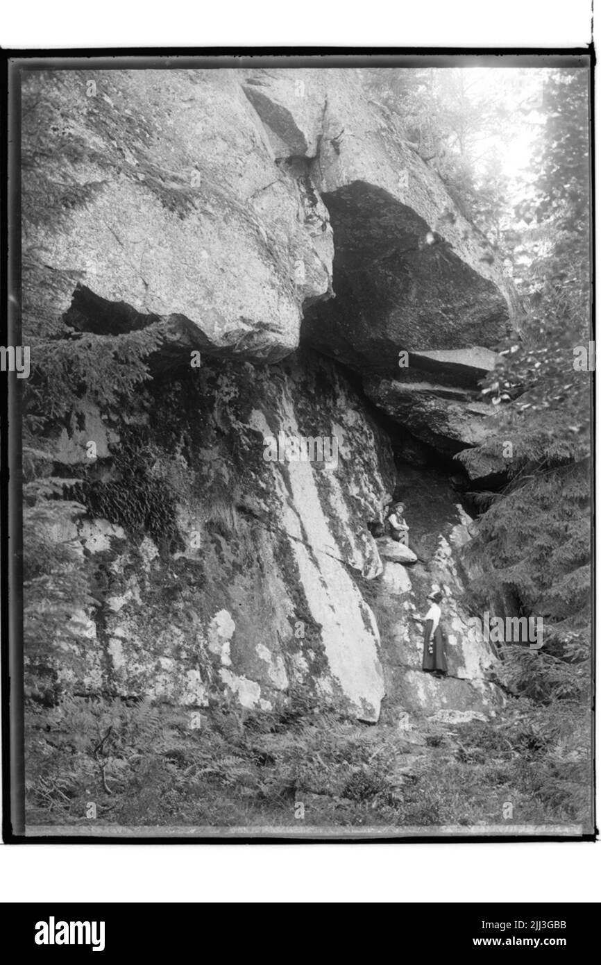 K. „Kirche“ am nördlichen Dovra-See, zwei Frauen am Berg. VY-312 (?). Stockfoto