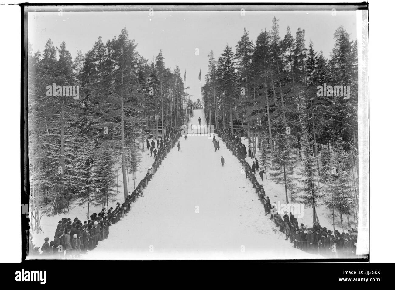 Skipiste, Springen mit Skiern. Stockfoto