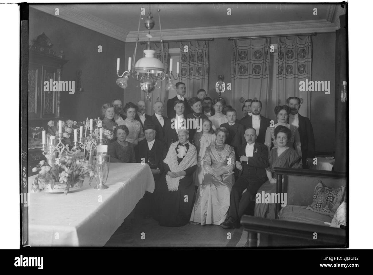 Kleiderhändler Hjalmar Pettersson.Silberhochzeit, 25 Personen. Stockfoto