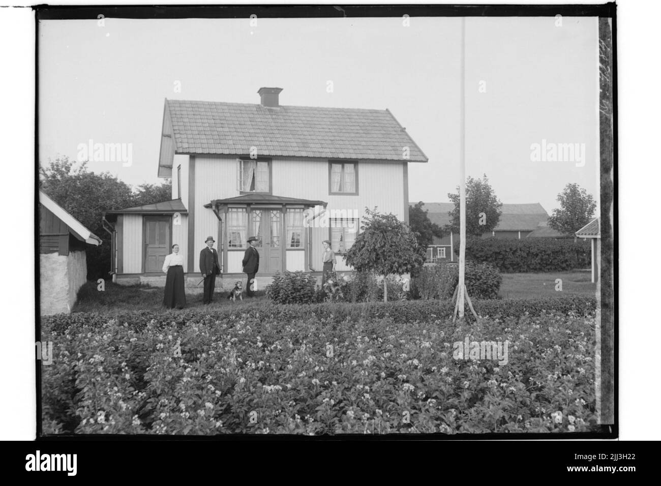 Zweistöckiges Einzelhaus mit verglaster Veranda. Economy-Gebäude. 4 Personen und ein Hund. K.A. Lundkvist Stockfoto