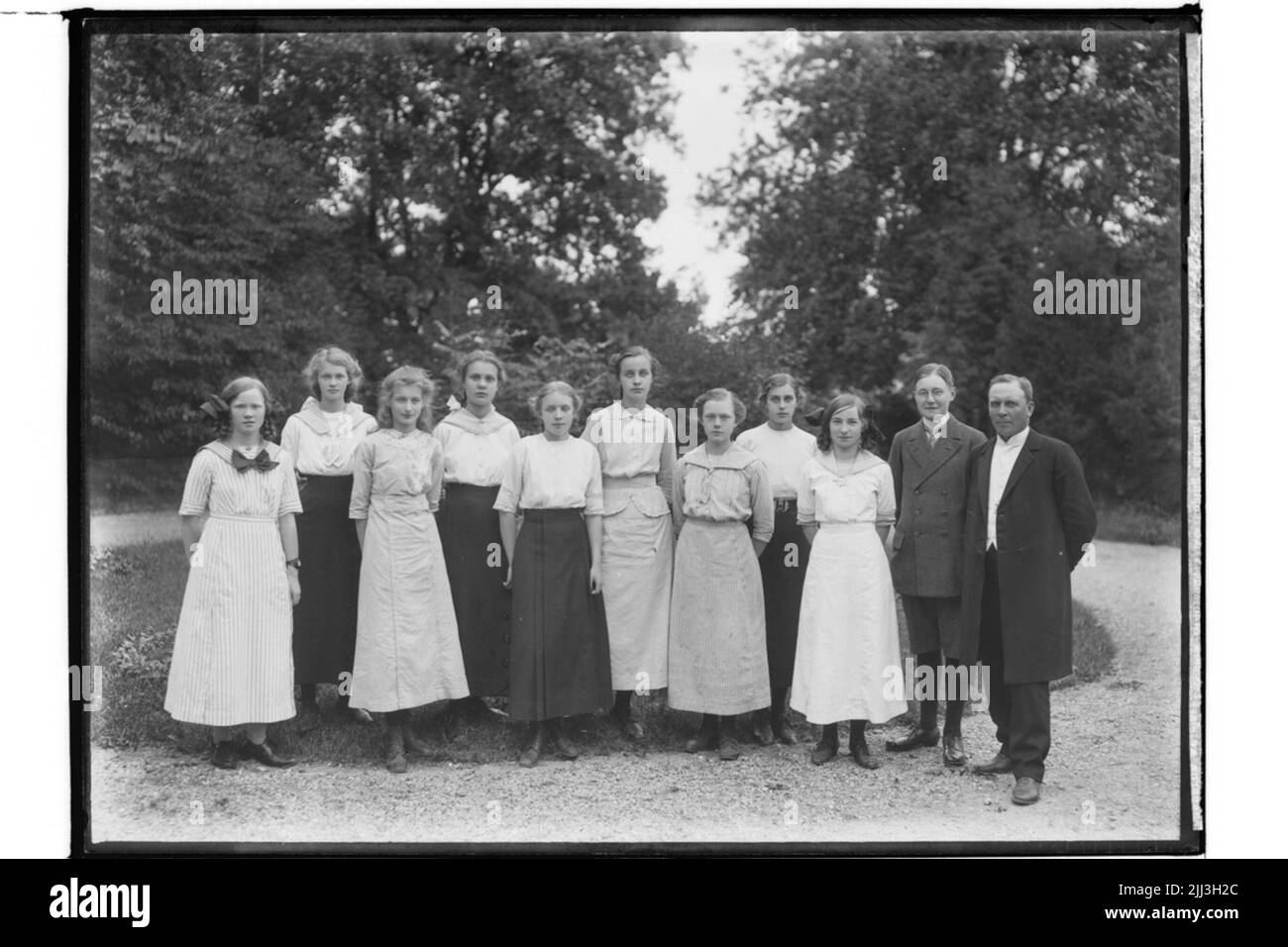 Private Confirmants, Kinder lesen mit einem Priester. Stockfoto