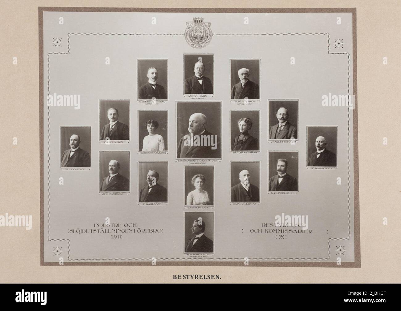 Messe für Industrie und Handwerk vom 21. Juni bis 16. Juli 1911 in Örebro. Die Bilder sind in einem Buch mit reichen Fotokopien gesammelt. Vorsitzender des Programmausschusses war Gouverneur Theodor Nordström. Der Hersteller Anton Hahn war der nächste Mann und stellvertretender Vorsitzender. Ebenfalls im Vorstand saß der Stadtarchitekt Magnus Dahlander. Der Verwaltungsrat. Stockfoto