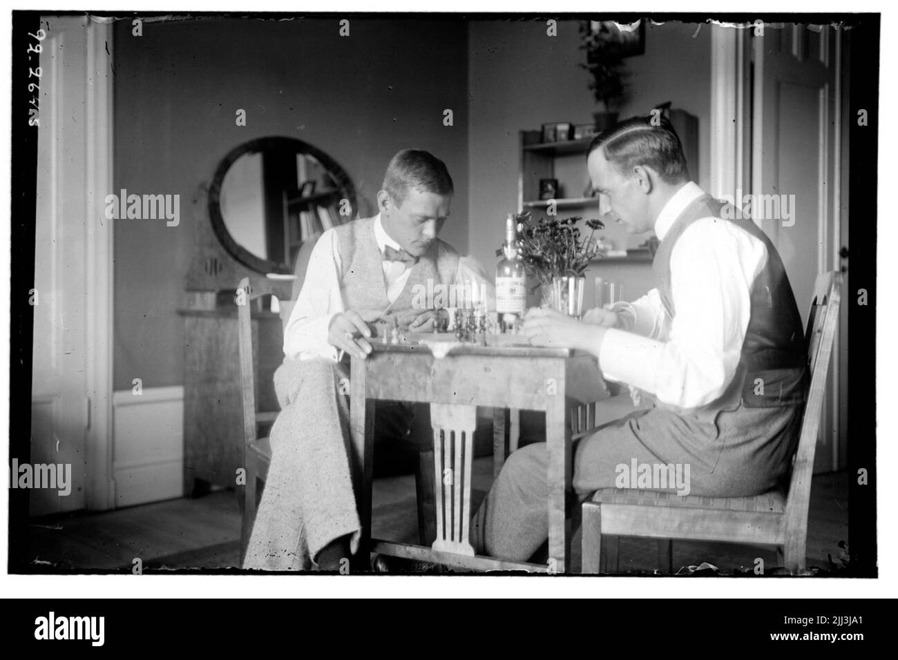 Hålahult Sanatorium, innen, zwei Männer spielen Schach Stockfoto