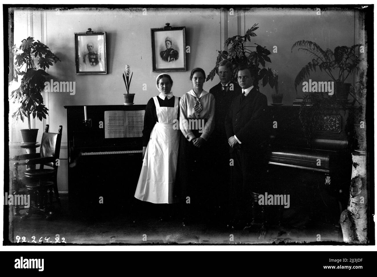 Hålhult Sanatorium, Inneneinrichtung, zwei Männer, zwei Frauen, stehen neben einem Klavier und einer Orgel. Von links Schwester Ruth Larsson, Betty Waller dr. Waller Tochter. Stockfoto