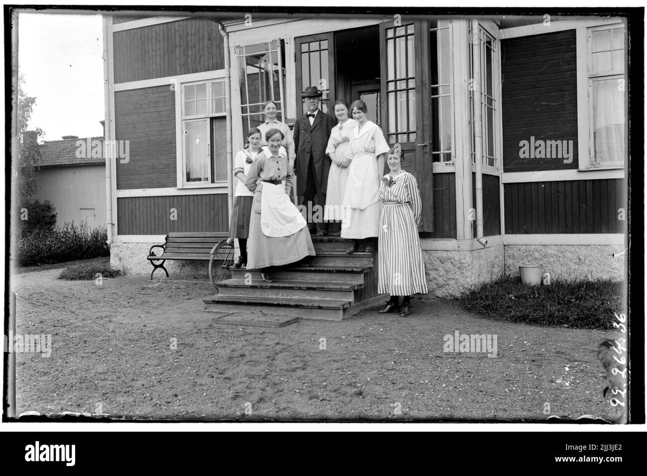 Hålhult Sanatorium, außen, Holzhaus, sechs Frauen und ein Mann auf der Treppe C.E. Waller 1/1 1900 Stockfoto