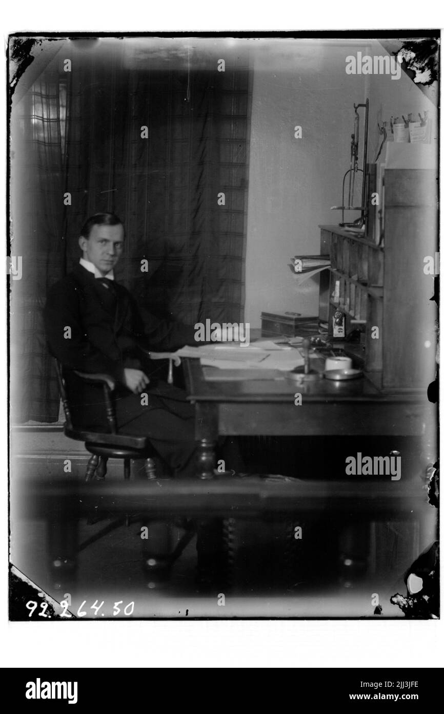 Hålahult Sanatorium, innen, ein Mann sitzt an einem Schreibtisch, Birger Olsson? Pfosten und Labrator behandelt. Stockfoto