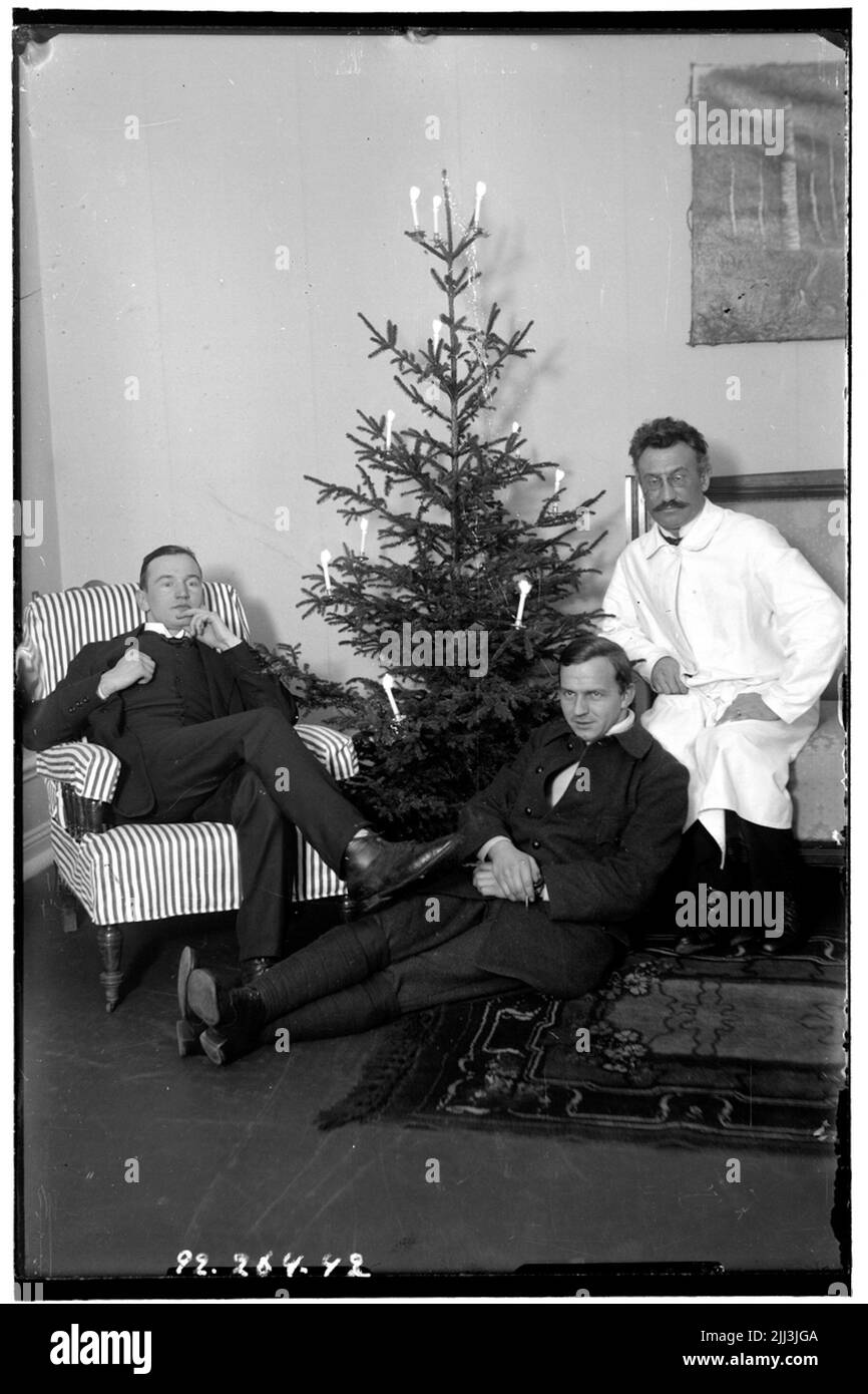 Hålahult Sanatorium, innen, drei Männer am Weihnachtsbaum, der Mann im weißen Felsen Unterarzt A. Hayne 1/9 1914 - 31/1 1915 Stockfoto