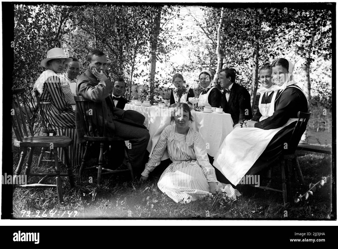 Hålahult Sanatorium, außen, drei Männer, sieben Frauen um einen Couchtisch in der Natur, teilweise mit Uniform, von links, Betty Waller dr. Waller Tochter, Hanna Johansson Kitchen Manager Stockfoto