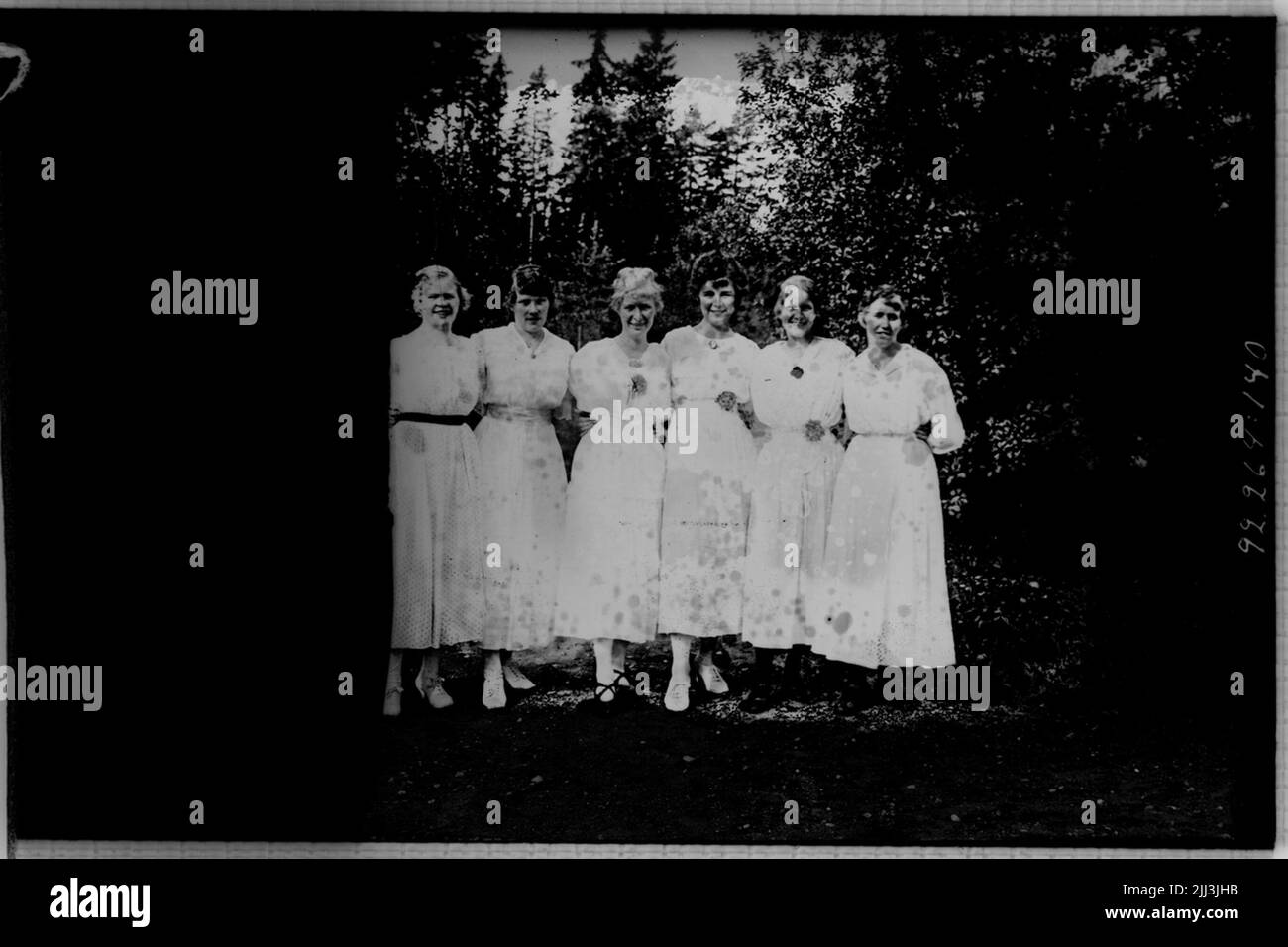 Hålahult Sanatorium, außen, sechs Frauen in Uniform auf einem Gehweg in einem Garten Stockfoto