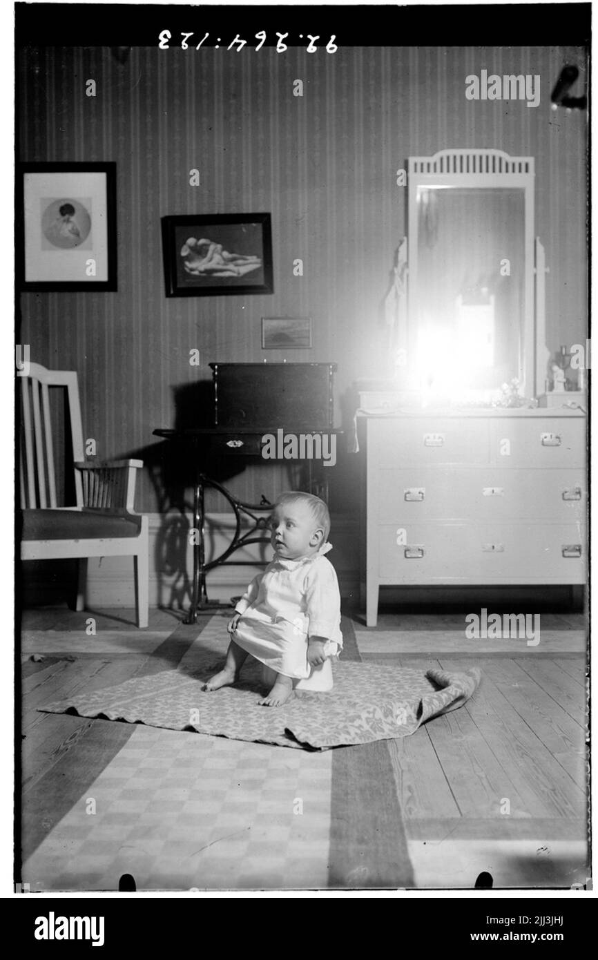 Hålahult Sanatorium, Interieur, Kleinkind auf dem Boden, Nähmaschine, Kommode und Spiegel im Hintergrund Stockfoto