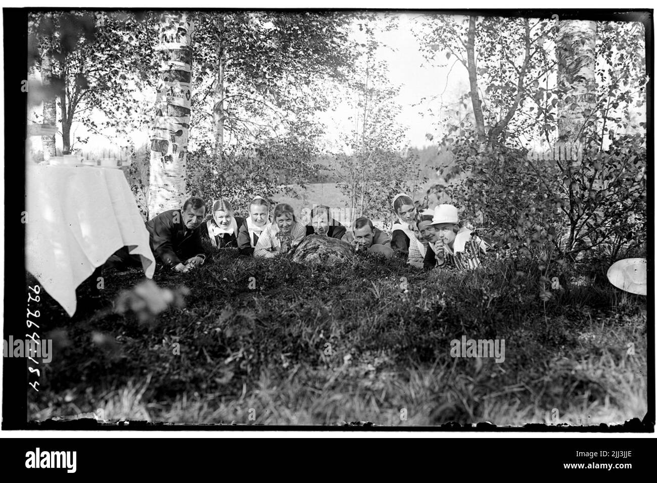 Hålahult Sanatorium, außen, Gruppenbild, drei Männer, sieben Frauen, In der Natur an Couchtischen, ein anderes Bild mit Humor. Stockfoto