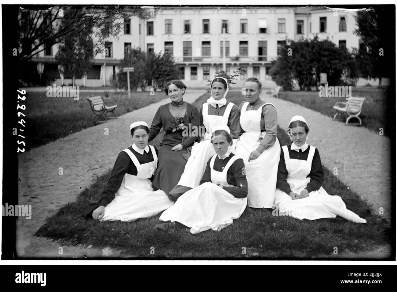 Hålahult Sanatorium, außen, Gruppenfoto des Personals vor dem Hauptgebäude, hintere Reihe Nr. Drei von links Hanna Johansson Kitchen Manager 15/2 1913 -> sitzend von links Schwester Ruth Larsson 1/7 1914 -> Stockfoto