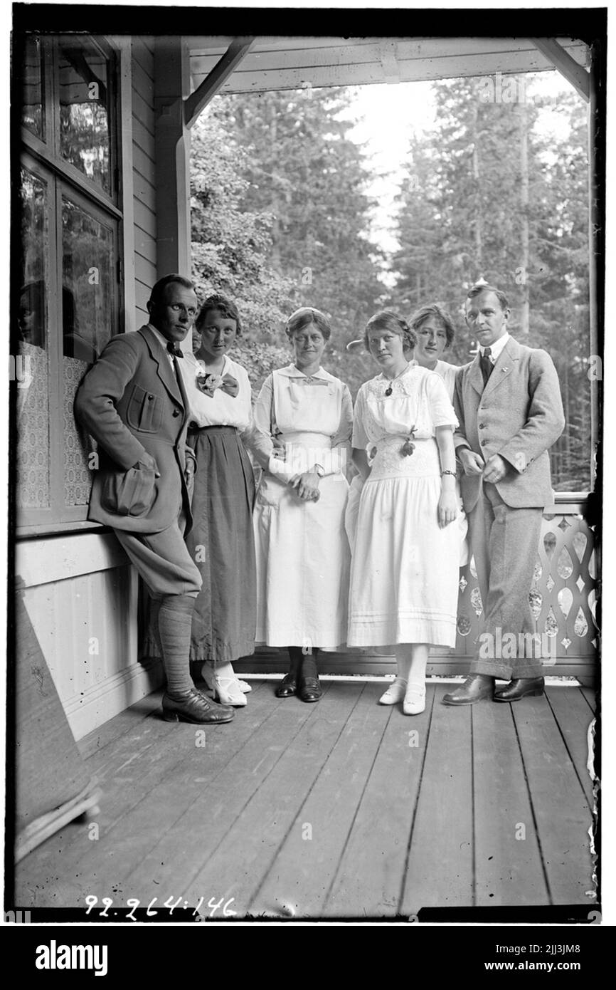 Hålahult Sanatorium, außen, zwei Männer, vier Frauen stehen auf der Veranda. Stockfoto