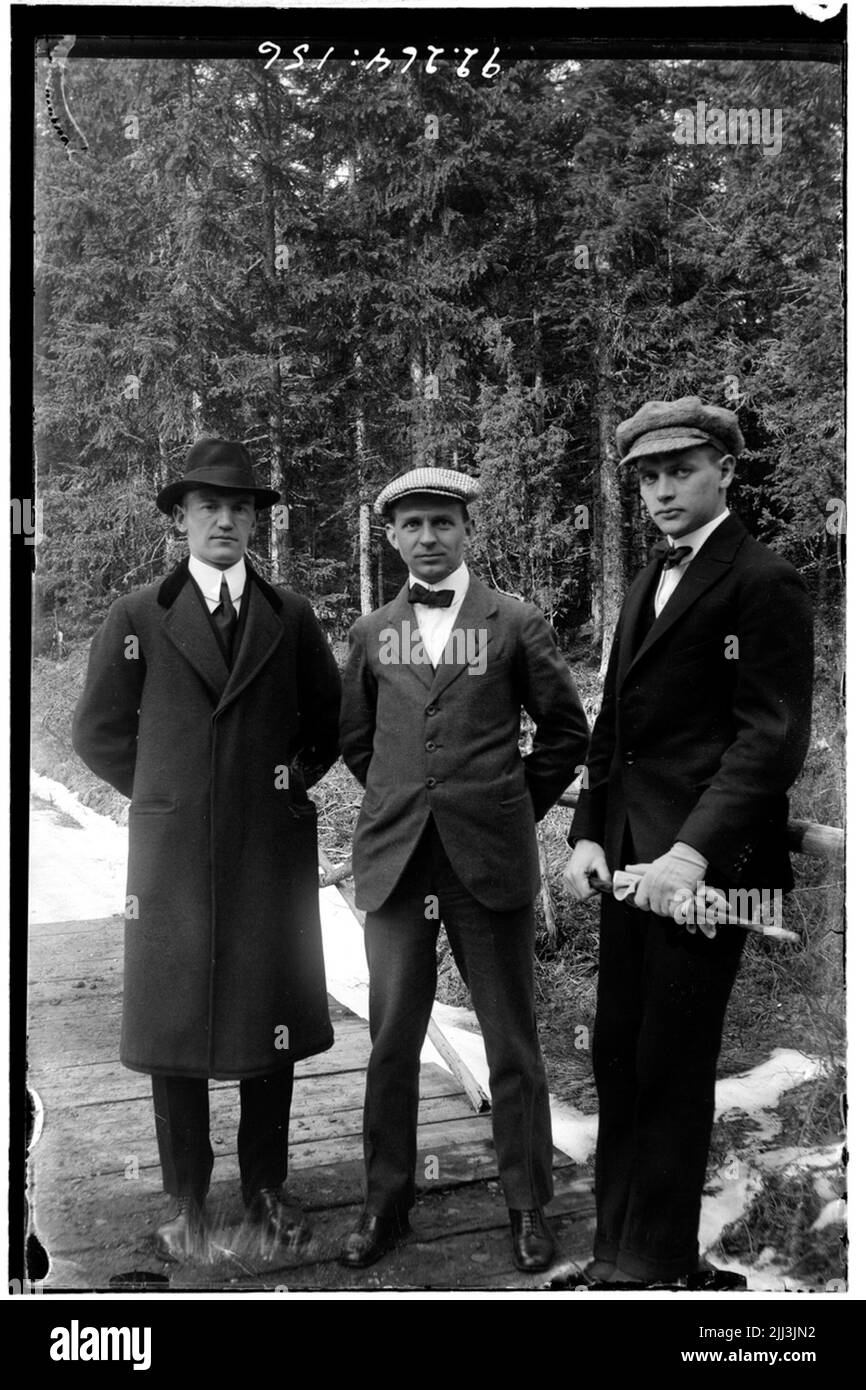 Hålahult Sanatorium, außen, drei Männer auf einem Spaziergang im Wald, in Anzug Overock und Hut gekleidet Stockfoto