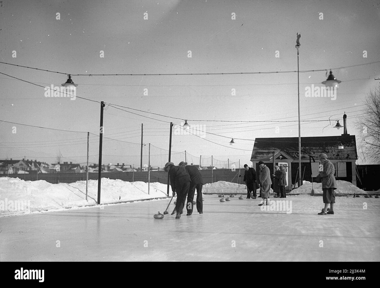 Sechs Männer spielen Eisstockschießen in Eyravallen. Regisseur Paul R. Dahlman Stockfoto