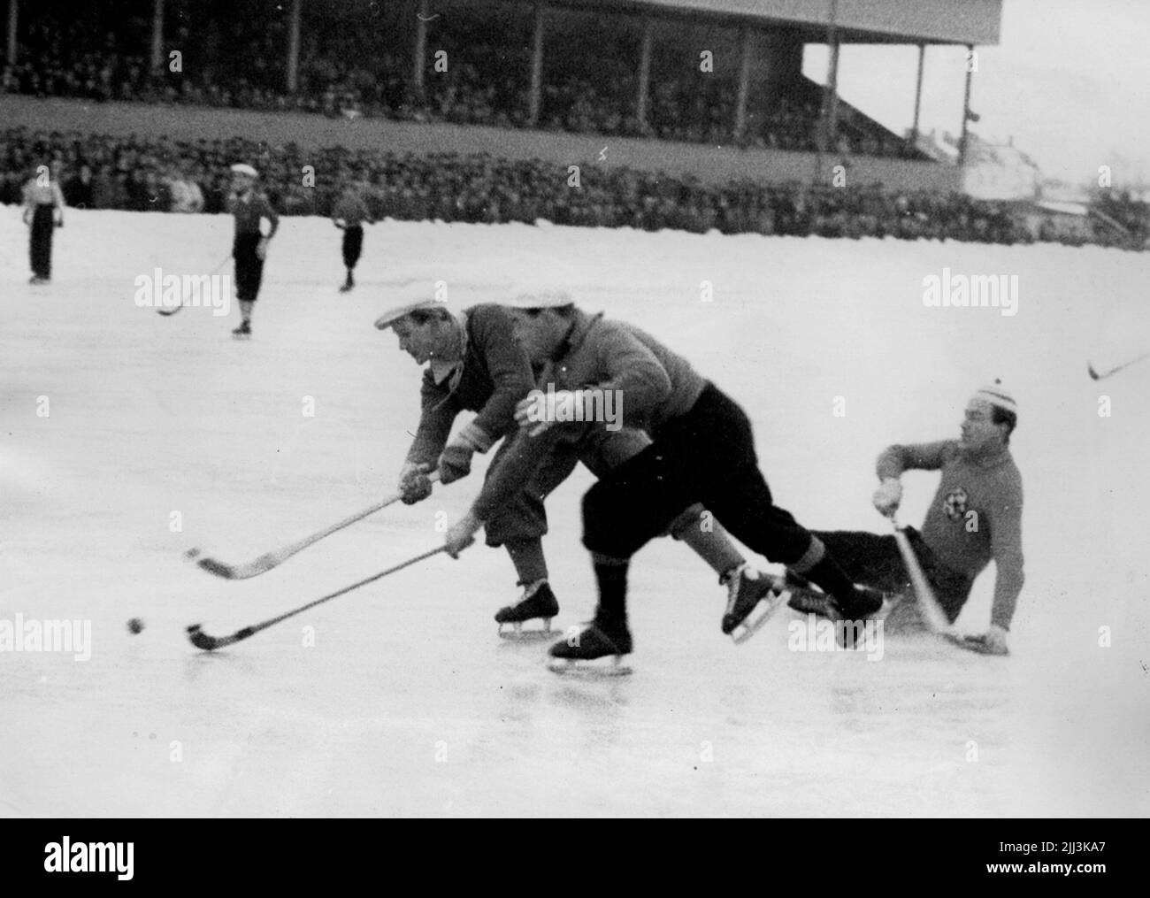 Bandy in Eyravallen. ÖSK-SASkersund, Södergren (Askersund) macht das erste Tor. Stockfoto