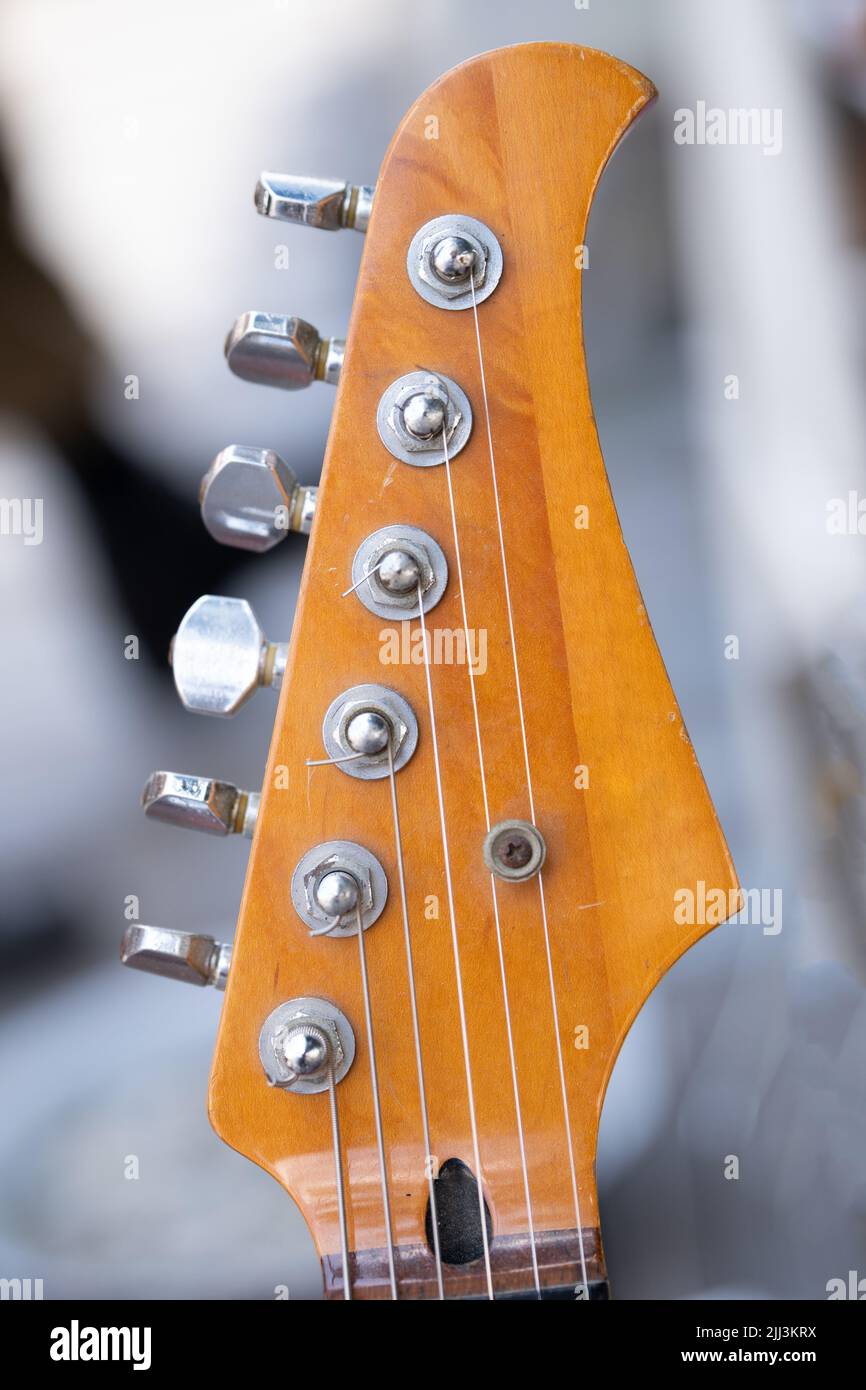 Kopfteil der sechs-saitigen klassischen E-Gitarre aus nächster Nähe Stockfoto