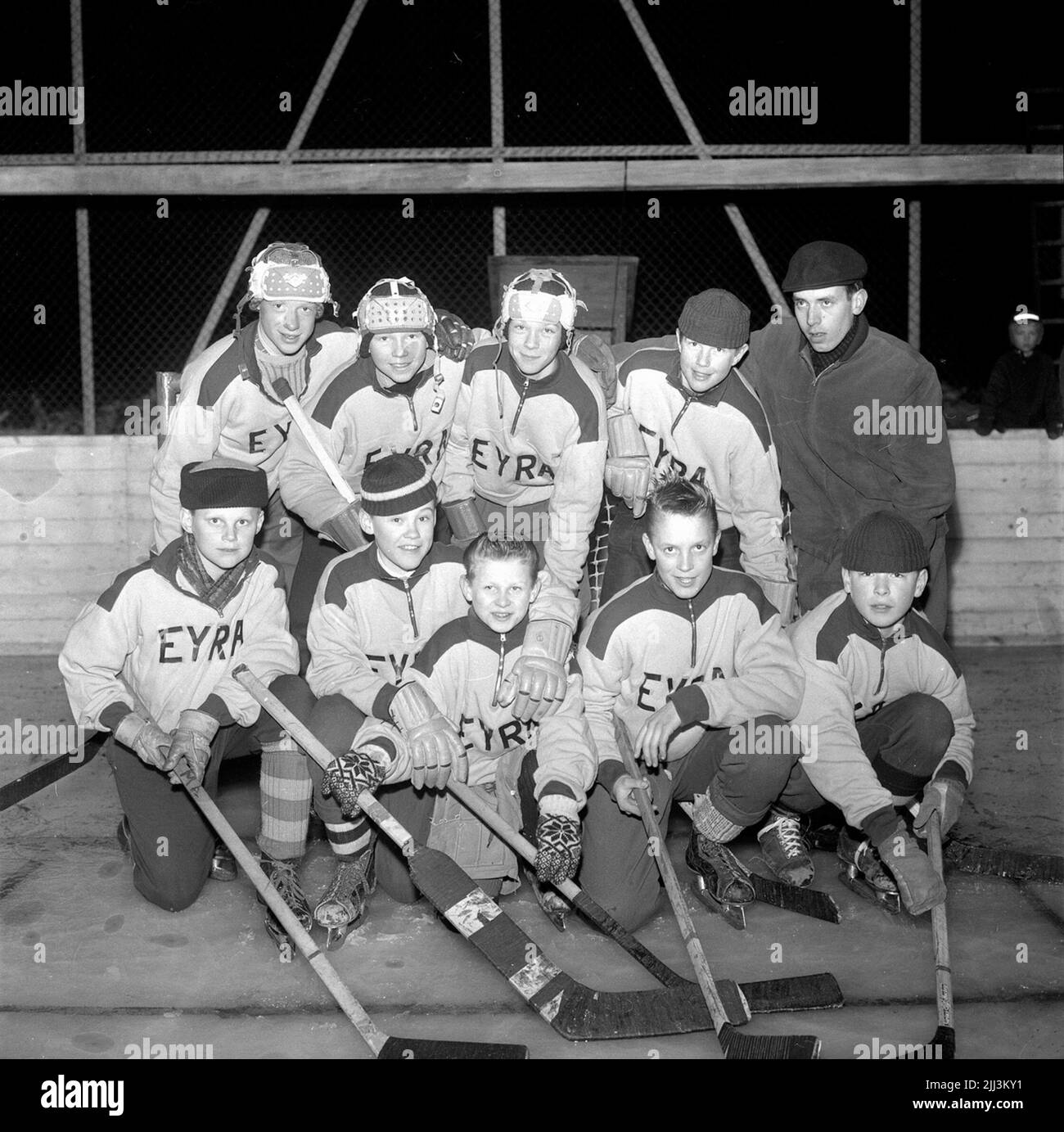 Eishockey in der Nachbarschaft. (Unbekanntes Datum. Wahrscheinlich 1954, 1955, 1956) Stockfoto