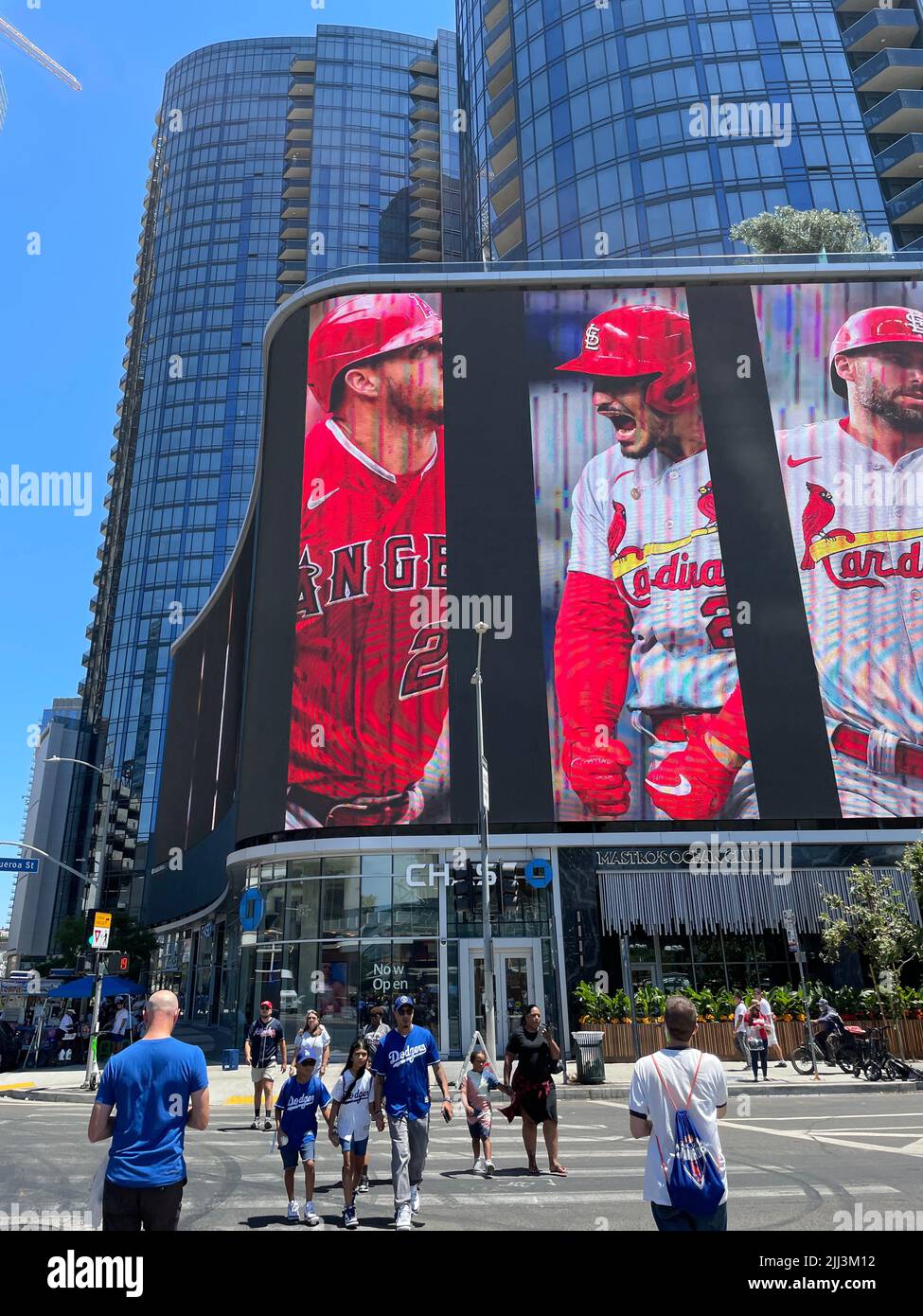 Fans, die beim Play Ball Park fanfest zum All Star Game 2022 in Los Angeles, CA, ankommen Stockfoto