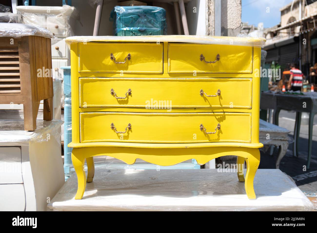 Verkauf von alten gebrauchten Möbeln auf einem Flohmarkt Stockfoto