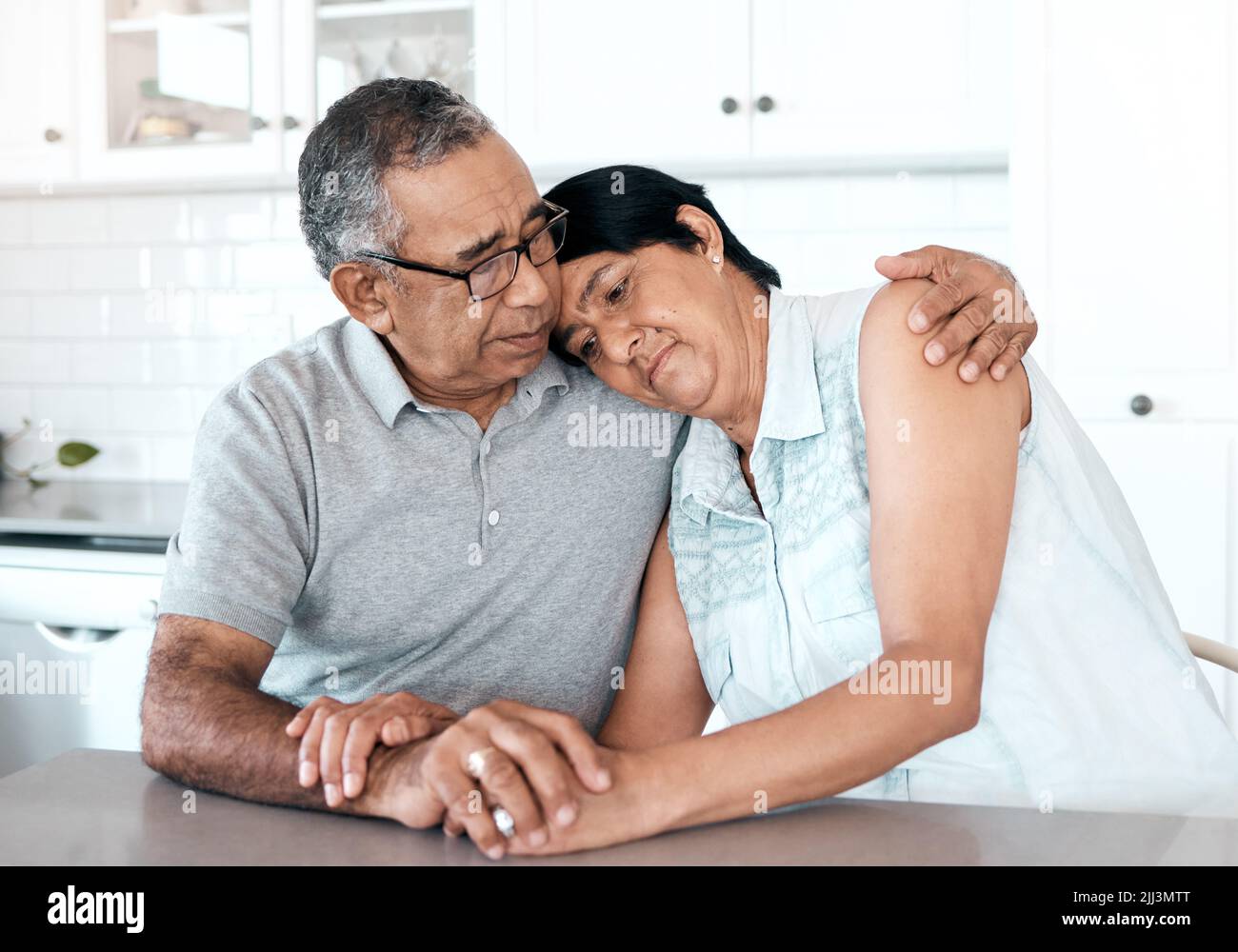 Sie können meine Schulter haben, um Ihren Kopf darauf zu legen. Ein älteres Paar, das zu Hause unglücklich aussieht. Stockfoto