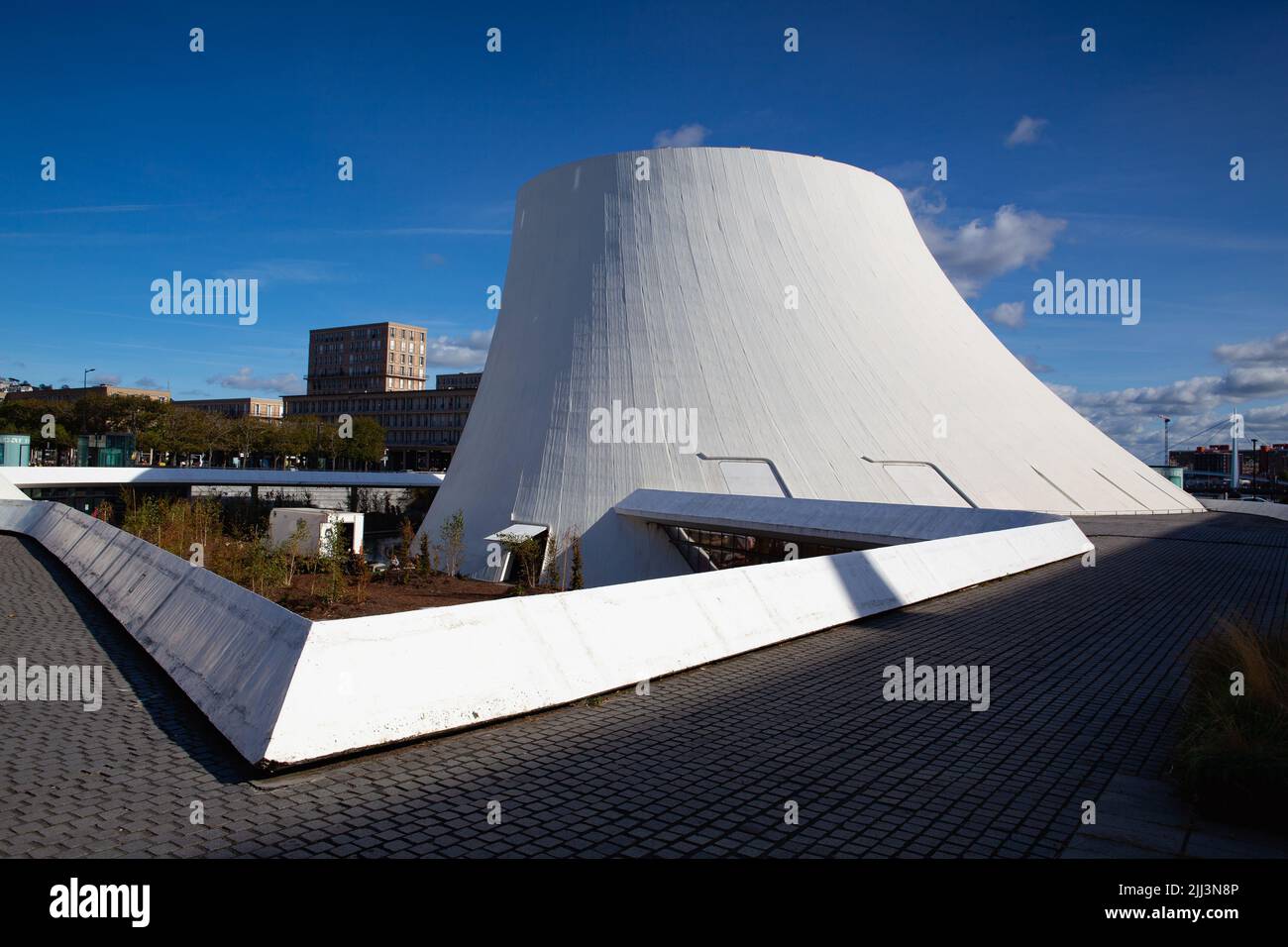 Le Havre, Frankreich - 13. Oktober 2021: Oscar Neimeyer im Zentrum von Le Havre dominiert das weiße Gebäude Le volcan, das vom Architekten Oscar entworfen wurde Stockfoto