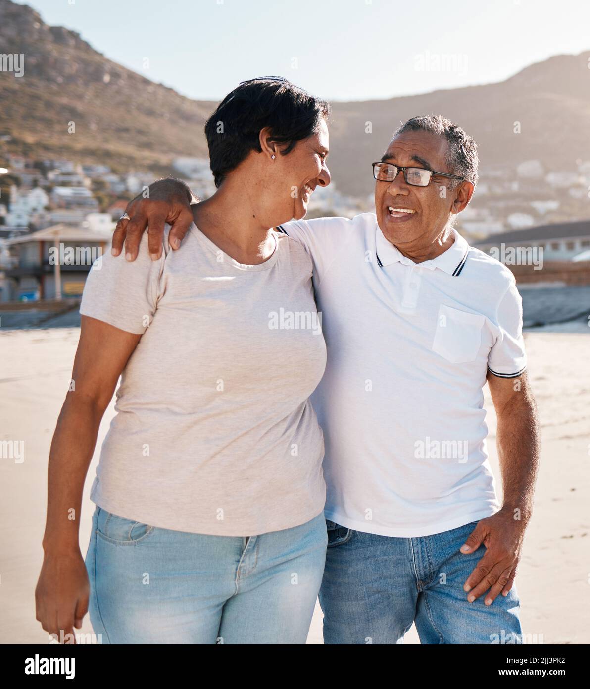 Wir lieben unsere morgendlichen Spaziergänge. Ein reifes Paar, das Zeit am Strand verbringt. Stockfoto