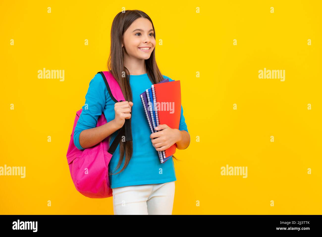 Glückliches Teenager-Porträt. Schule Teenager Kind Mädchen 12, 13, 14 Jahre alt mit Buch und Copybook. Teenager Schülerin auf isoliertem Hintergrund. Lernen Stockfoto
