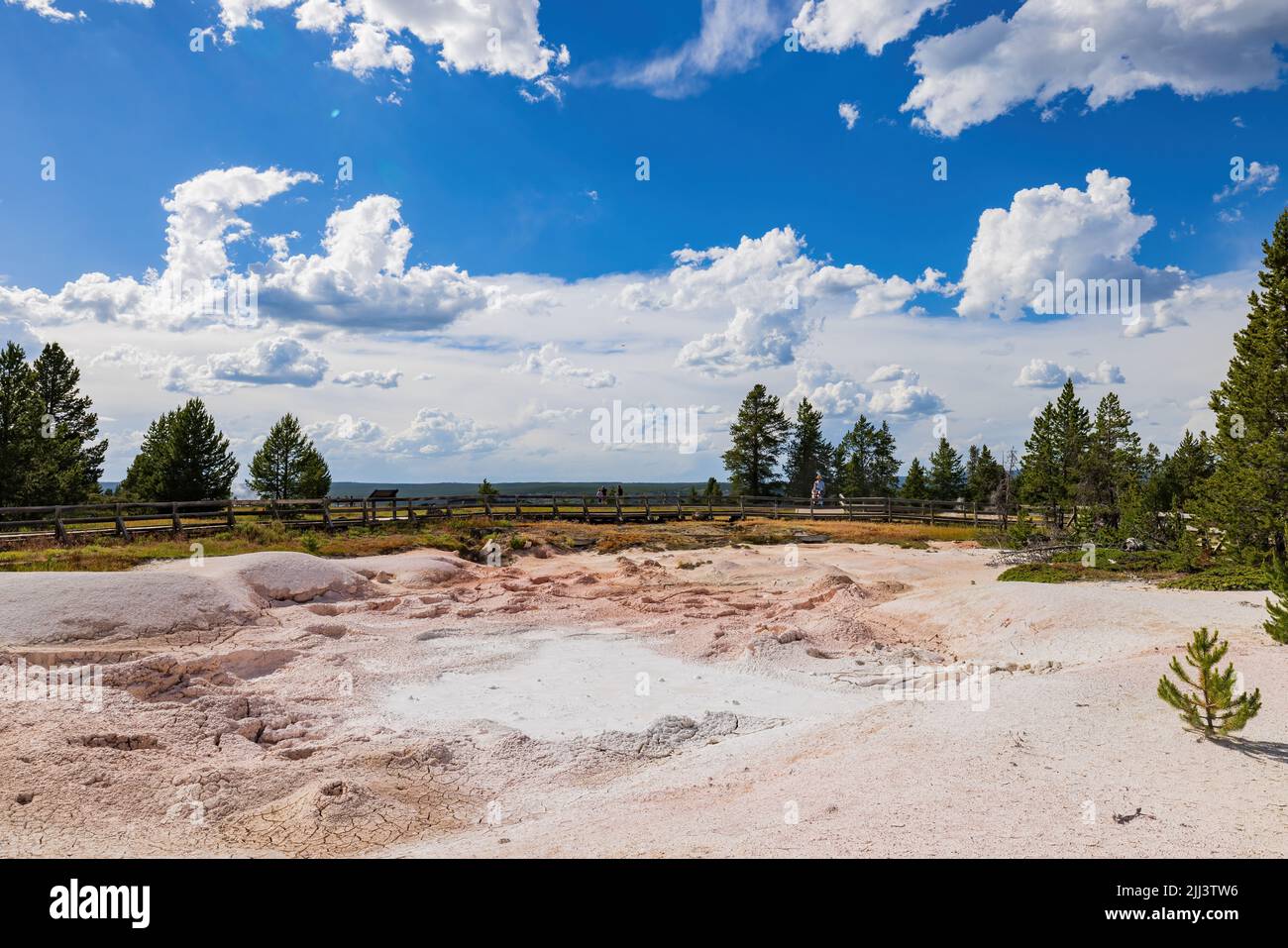 Sonniger Blick auf die Landschaft von Fumarole of Fountain Paint Töpfe in Wyoming Stockfoto