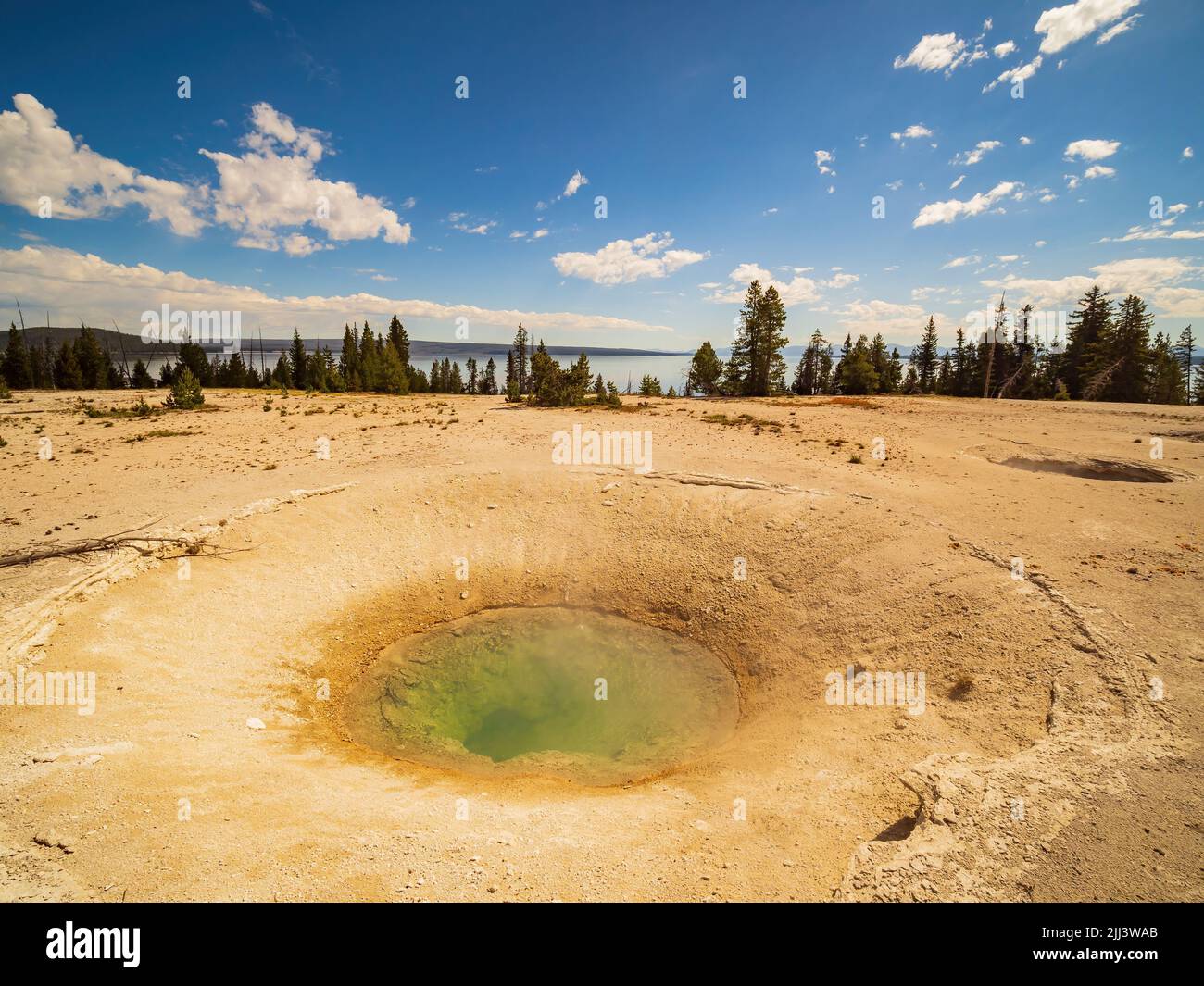 Der sonnige, wunderschöne Blue Funnel Pool von West Thumb und Yellowstone Lake im Yellowstone National Park in Wyoming Stockfoto