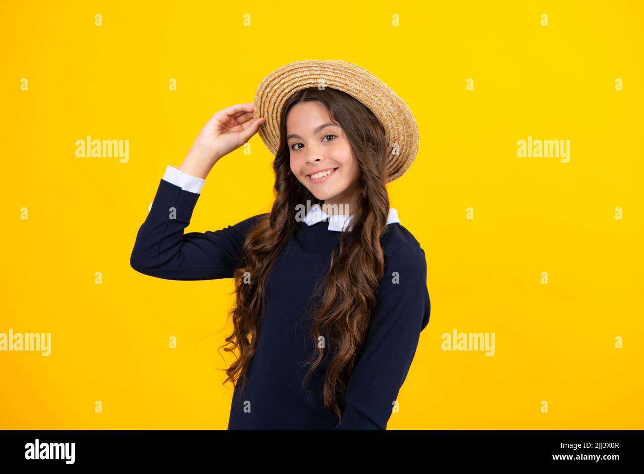 Kleines Mädchen 12,13, 14 Jahre alt auf isoliertem Hintergrund. Kinderstudio Porträt. Emotional Kinder Gesicht. Stockfoto