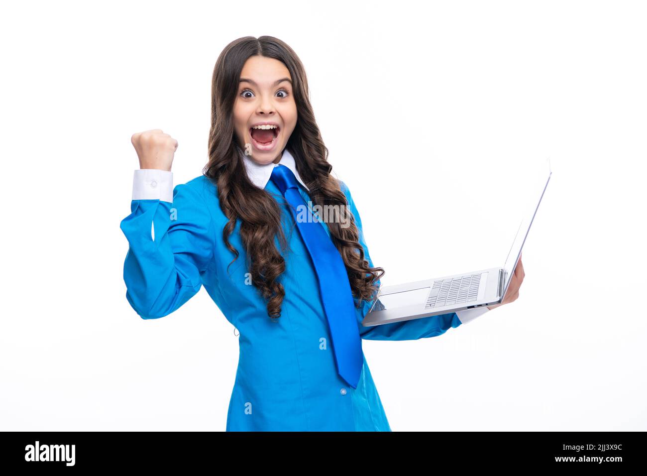 Aufgeregtes Gesicht. Teenager Schulmädchen halten Notebook Laptop. Schulkinder auf isoliertem Studiohintergrund. Staunend Ausdruck, fröhlich und froh. Stockfoto