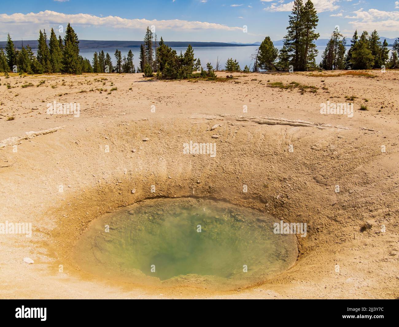 Der sonnige, wunderschöne Blue Funnel Pool von West Thumb und Yellowstone Lake im Yellowstone National Park in Wyoming Stockfoto