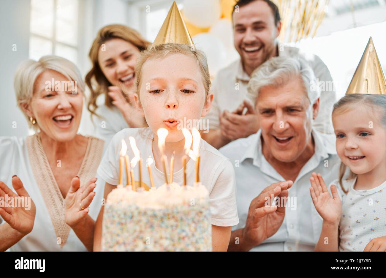 Wer braucht einen Wunsch, wenn Sie alles bekommen, was Sie je brauchen. Eine glückliche Familie feiert einen Geburtstag zu Hause. Stockfoto